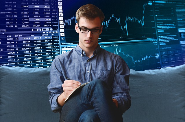 muž sedící před analýzou trhu